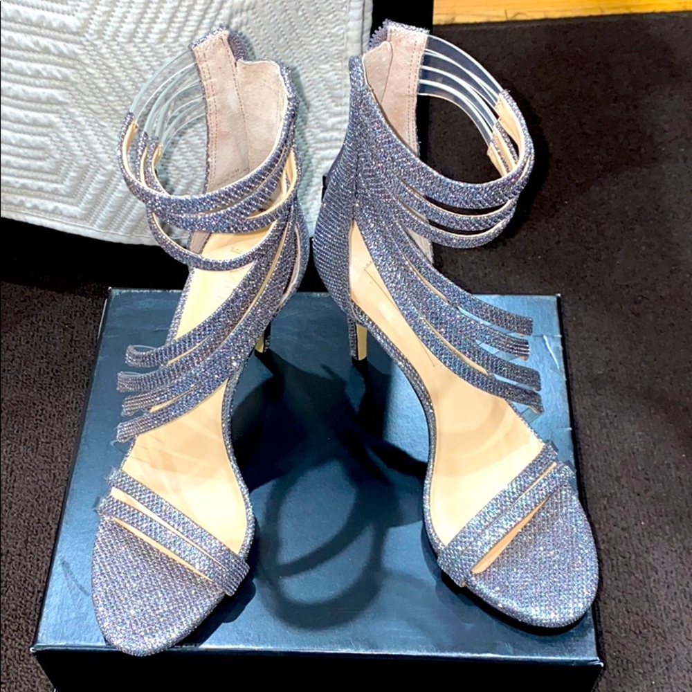 NWOT VINCE CAMUTO SILVER HEELS 🍓